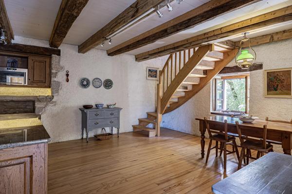 À 10 minutes de Cahors : belle propriété en pierre avec 3 chambres, une annexe et une piscine