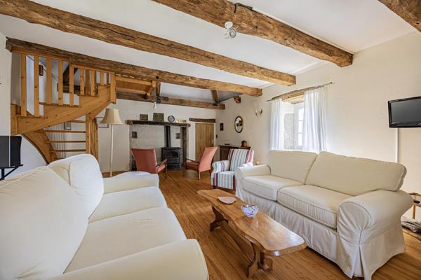 À 10 minutes de Cahors : belle propriété en pierre avec 3 chambres, une annexe et une piscine
