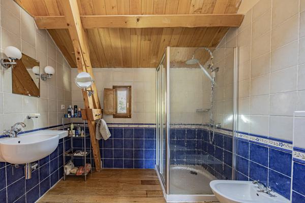 À 10 minutes de Cahors : belle propriété en pierre avec 3 chambres, une annexe et une piscine