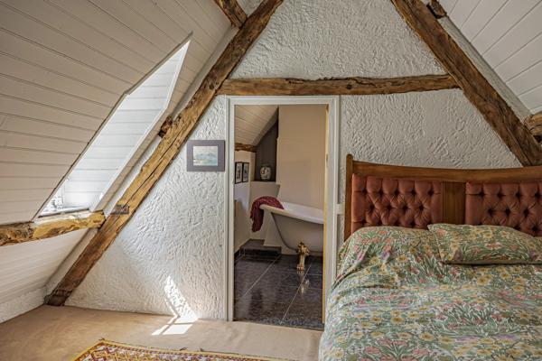 À 10 minutes de Cahors : belle propriété en pierre avec 3 chambres, une annexe et une piscine