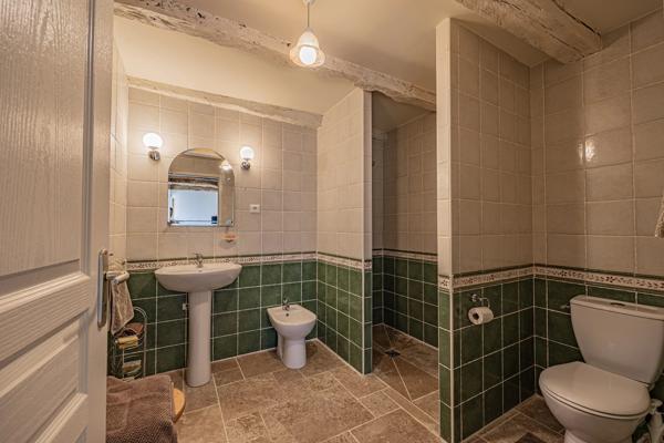 À 10 minutes de Cahors : belle propriété en pierre avec 3 chambres, une annexe et une piscine
