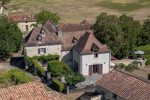À 10 minutes de Cahors : belle propriété en pierre avec 3 chambres, une annexe et une piscine