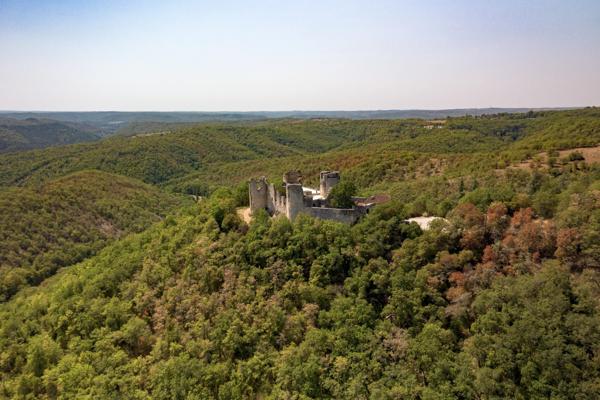 À 10 minutes de Cahors : belle propriété en pierre avec 3 chambres, une annexe et une piscine