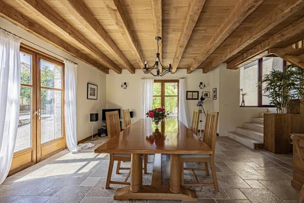 À 10 minutes de Cahors : belle propriété en pierre avec 3 chambres, une annexe et une piscine