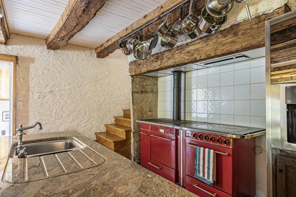 À 10 minutes de Cahors : belle propriété en pierre avec 3 chambres, une annexe et une piscine