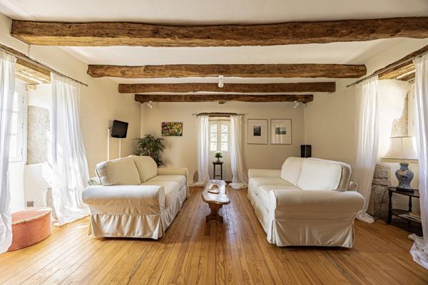 À 10 minutes de Cahors : belle propriété en pierre avec 3 chambres, une annexe et une piscine
