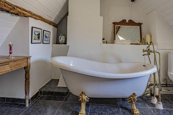 À 10 minutes de Cahors : belle propriété en pierre avec 3 chambres, une annexe et une piscine