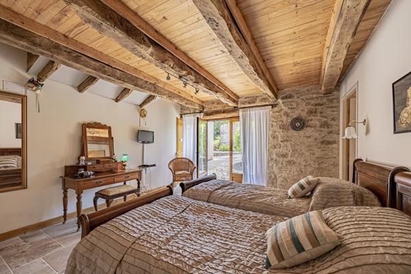 À 10 minutes de Cahors : belle propriété en pierre avec 3 chambres, une annexe et une piscine