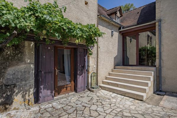 À 10 minutes de Cahors : belle propriété en pierre avec 3 chambres, une annexe et une piscine