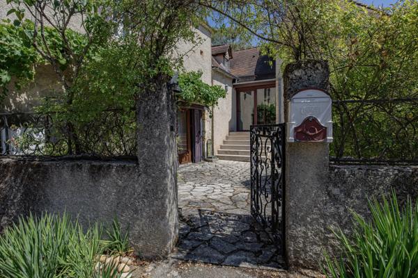 À 10 minutes de Cahors : belle propriété en pierre avec 3 chambres, une annexe et une piscine