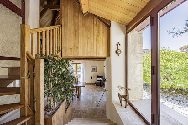 À 10 minutes de Cahors : belle propriété en pierre avec 3 chambres, une annexe et une piscine