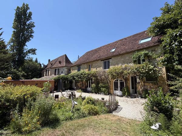 Maison de caractère avec gite indépendant, piscine et jardins, à quelques pas de Saint-Cyprien