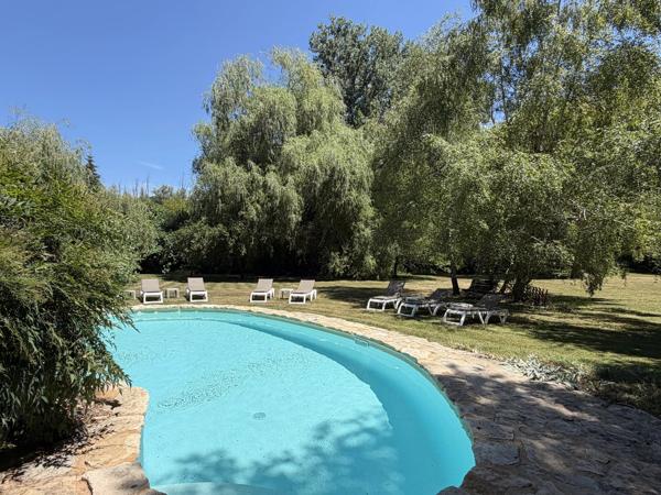 Maison de caractère avec gite indépendant, piscine et jardins, à quelques pas de Saint-Cyprien