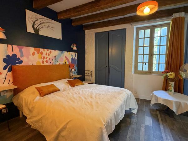 Maison de caractère avec gite indépendant, piscine et jardins, à quelques pas de Saint-Cyprien