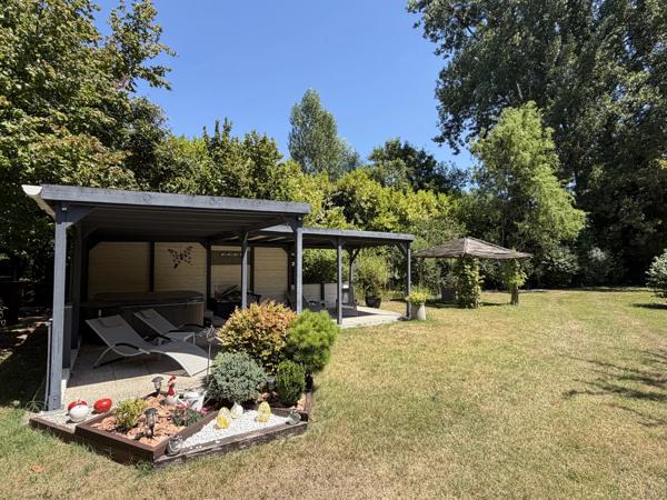 Maison de caractère avec gite indépendant, piscine et jardins, à quelques pas de Saint-Cyprien