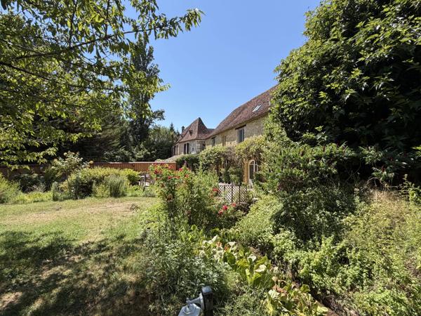 Maison de caractère avec gite indépendant, piscine et jardins, à quelques pas de Saint-Cyprien