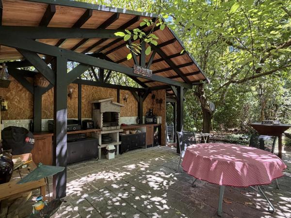 Maison de caractère avec gite indépendant, piscine et jardins, à quelques pas de Saint-Cyprien