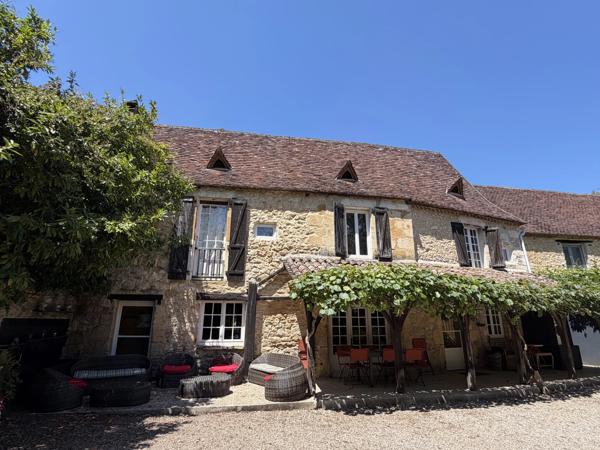 Maison de caractère avec gite indépendant, piscine et jardins, à quelques pas de Saint-Cyprien