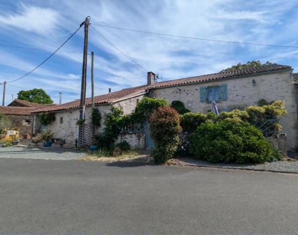 Maison spacieuse et pleine de caractère avec potentiel de gîte à Vouvant