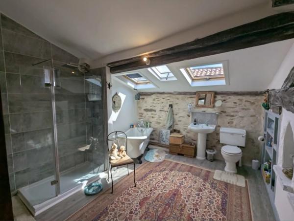 Maison spacieuse et pleine de caractère avec potentiel de gîte à Vouvant