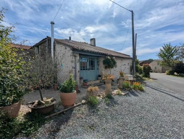 Maison spacieuse et pleine de caractère avec potentiel de gîte à Vouvant