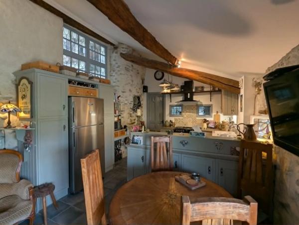 Maison spacieuse et pleine de caractère avec potentiel de gîte à Vouvant