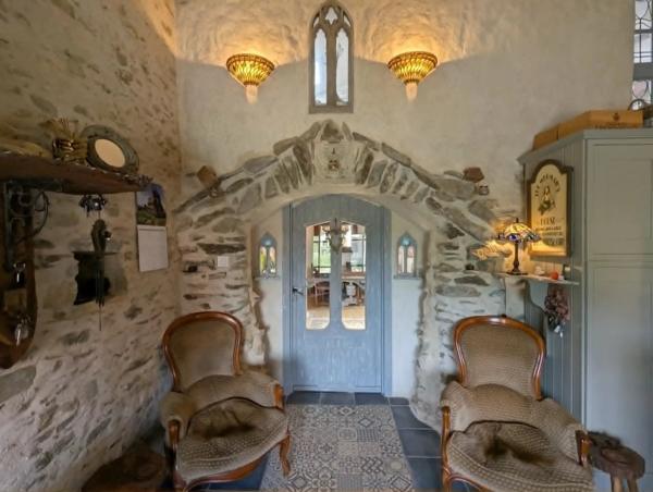 Maison spacieuse et pleine de caractère avec potentiel de gîte à Vouvant