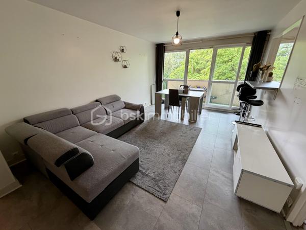Situé dans la ville de Savigny sur Orge au sein d'une copropriété verdoyante proche de toutes commodités.

Venez découvrir ce charmant appartement de type F3 mesurant 71m² situé au 4eme étage sur 8 (avec ascenseur), il se compose d'une entrée avec placard desservant un séjour de 19m² donnant sur un balcon, une cuisine semi ouverte de 7m², puis un couloir vous guidera vers deux chambres de 12m² et 13,5m², une salle de bains et un WC séparé.

Une place de parking extérieur et une cave de viennent compléter le bien.

Taxe foncière : 1500€
Charges de copropriété : 300€ / Mois (Entretien des parties communes, eau froide, eau chaude, chauffage, gardien)

Bonus :
- Fenêtres double vitrage PVC de 2020
- Tableau électrique OK
- Fibre

Commodités :
- Centre-ville de Savigny-sur-Orge à 10 min à pied
- Commerces de proximité (boulangerie, pharmacie, supermarché, coiffeur, restaurants...) à 5 à 10 min à pied
- Gare RER C de Gare de Savigny-sur-Orge à 10 min à pied, permettant de rejoindre Paris rapidement.
- Crèches, écoles maternelles, primaires, collèges et lycées à moins de 10 min à pied.
- Parc Municipal des Sports Jean Moulin, parcs et équipements sportifs à 5 min en voiture.
- Piscine Suzanne Berlioux à 5 min en voiture.
- Accès rapide à l'A6, à la N7 et à l'aéroport d'Orly en 10 à 15 min en voiture.

Disponible 7jrs/7 n'hésitez pas à me contacter pour faire une visite ou avoir plus d'infos concernant ce bien.

>> 100% OUVERT AU PARTAGE INTER AGENCE !! <<
