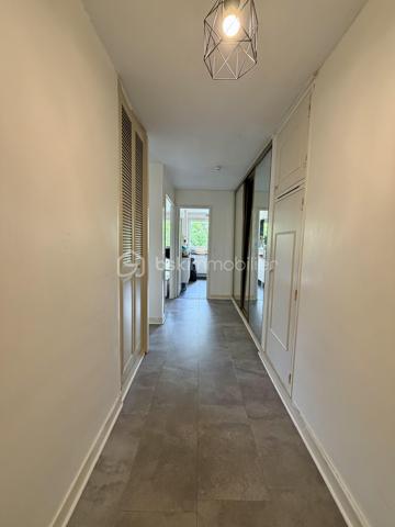 Situé dans la ville de Savigny sur Orge au sein d'une copropriété verdoyante proche de toutes commodités.

Venez découvrir ce charmant appartement de type F3 mesurant 71m² situé au 4eme étage sur 8 (avec ascenseur), il se compose d'une entrée avec placard desservant un séjour de 19m² donnant sur un balcon, une cuisine semi ouverte de 7m², puis un couloir vous guidera vers deux chambres de 12m² et 13,5m², une salle de bains et un WC séparé.

Une place de parking extérieur et une cave de viennent compléter le bien.

Taxe foncière : 1500€
Charges de copropriété : 300€ / Mois (Entretien des parties communes, eau froide, eau chaude, chauffage, gardien)

Bonus :
- Fenêtres double vitrage PVC de 2020
- Tableau électrique OK
- Fibre

Commodités :
- Centre-ville de Savigny-sur-Orge à 10 min à pied
- Commerces de proximité (boulangerie, pharmacie, supermarché, coiffeur, restaurants...) à 5 à 10 min à pied
- Gare RER C de Gare de Savigny-sur-Orge à 10 min à pied, permettant de rejoindre Paris rapidement.
- Crèches, écoles maternelles, primaires, collèges et lycées à moins de 10 min à pied.
- Parc Municipal des Sports Jean Moulin, parcs et équipements sportifs à 5 min en voiture.
- Piscine Suzanne Berlioux à 5 min en voiture.
- Accès rapide à l'A6, à la N7 et à l'aéroport d'Orly en 10 à 15 min en voiture.

Disponible 7jrs/7 n'hésitez pas à me contacter pour faire une visite ou avoir plus d'infos concernant ce bien.

>> 100% OUVERT AU PARTAGE INTER AGENCE !! <<