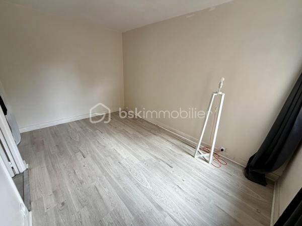 Situé dans la ville de Savigny sur Orge au sein d'une copropriété verdoyante proche de toutes commodités.

Venez découvrir ce charmant appartement de type F3 mesurant 71m² situé au 4eme étage sur 8 (avec ascenseur), il se compose d'une entrée avec placard desservant un séjour de 19m² donnant sur un balcon, une cuisine semi ouverte de 7m², puis un couloir vous guidera vers deux chambres de 12m² et 13,5m², une salle de bains et un WC séparé.

Une place de parking extérieur et une cave de viennent compléter le bien.

Taxe foncière : 1500€
Charges de copropriété : 300€ / Mois (Entretien des parties communes, eau froide, eau chaude, chauffage, gardien)

Bonus :
- Fenêtres double vitrage PVC de 2020
- Tableau électrique OK
- Fibre

Commodités :
- Centre-ville de Savigny-sur-Orge à 10 min à pied
- Commerces de proximité (boulangerie, pharmacie, supermarché, coiffeur, restaurants...) à 5 à 10 min à pied
- Gare RER C de Gare de Savigny-sur-Orge à 10 min à pied, permettant de rejoindre Paris rapidement.
- Crèches, écoles maternelles, primaires, collèges et lycées à moins de 10 min à pied.
- Parc Municipal des Sports Jean Moulin, parcs et équipements sportifs à 5 min en voiture.
- Piscine Suzanne Berlioux à 5 min en voiture.
- Accès rapide à l'A6, à la N7 et à l'aéroport d'Orly en 10 à 15 min en voiture.

Disponible 7jrs/7 n'hésitez pas à me contacter pour faire une visite ou avoir plus d'infos concernant ce bien.

>> 100% OUVERT AU PARTAGE INTER AGENCE !! <<