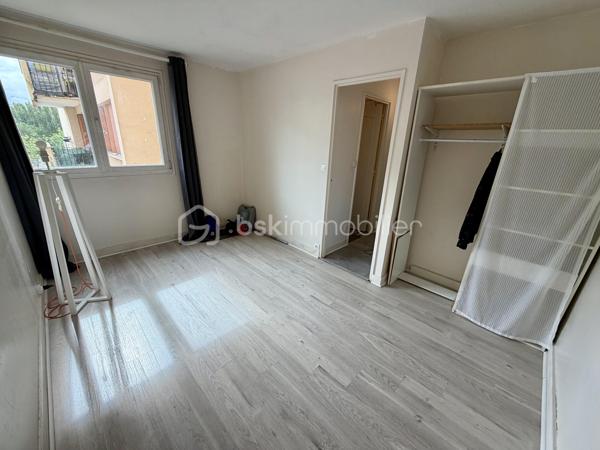 Situé dans la ville de Savigny sur Orge au sein d'une copropriété verdoyante proche de toutes commodités.

Venez découvrir ce charmant appartement de type F3 mesurant 71m² situé au 4eme étage sur 8 (avec ascenseur), il se compose d'une entrée avec placard desservant un séjour de 19m² donnant sur un balcon, une cuisine semi ouverte de 7m², puis un couloir vous guidera vers deux chambres de 12m² et 13,5m², une salle de bains et un WC séparé.

Une place de parking extérieur et une cave de viennent compléter le bien.

Taxe foncière : 1500€
Charges de copropriété : 300€ / Mois (Entretien des parties communes, eau froide, eau chaude, chauffage, gardien)

Bonus :
- Fenêtres double vitrage PVC de 2020
- Tableau électrique OK
- Fibre

Commodités :
- Centre-ville de Savigny-sur-Orge à 10 min à pied
- Commerces de proximité (boulangerie, pharmacie, supermarché, coiffeur, restaurants...) à 5 à 10 min à pied
- Gare RER C de Gare de Savigny-sur-Orge à 10 min à pied, permettant de rejoindre Paris rapidement.
- Crèches, écoles maternelles, primaires, collèges et lycées à moins de 10 min à pied.
- Parc Municipal des Sports Jean Moulin, parcs et équipements sportifs à 5 min en voiture.
- Piscine Suzanne Berlioux à 5 min en voiture.
- Accès rapide à l'A6, à la N7 et à l'aéroport d'Orly en 10 à 15 min en voiture.

Disponible 7jrs/7 n'hésitez pas à me contacter pour faire une visite ou avoir plus d'infos concernant ce bien.

>> 100% OUVERT AU PARTAGE INTER AGENCE !! <<