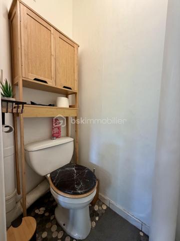 Situé dans la ville de Savigny sur Orge au sein d'une copropriété verdoyante proche de toutes commodités.

Venez découvrir ce charmant appartement de type F3 mesurant 71m² situé au 4eme étage sur 8 (avec ascenseur), il se compose d'une entrée avec placard desservant un séjour de 19m² donnant sur un balcon, une cuisine semi ouverte de 7m², puis un couloir vous guidera vers deux chambres de 12m² et 13,5m², une salle de bains et un WC séparé.

Une place de parking extérieur et une cave de viennent compléter le bien.

Taxe foncière : 1500€
Charges de copropriété : 300€ / Mois (Entretien des parties communes, eau froide, eau chaude, chauffage, gardien)

Bonus :
- Fenêtres double vitrage PVC de 2020
- Tableau électrique OK
- Fibre

Commodités :
- Centre-ville de Savigny-sur-Orge à 10 min à pied
- Commerces de proximité (boulangerie, pharmacie, supermarché, coiffeur, restaurants...) à 5 à 10 min à pied
- Gare RER C de Gare de Savigny-sur-Orge à 10 min à pied, permettant de rejoindre Paris rapidement.
- Crèches, écoles maternelles, primaires, collèges et lycées à moins de 10 min à pied.
- Parc Municipal des Sports Jean Moulin, parcs et équipements sportifs à 5 min en voiture.
- Piscine Suzanne Berlioux à 5 min en voiture.
- Accès rapide à l'A6, à la N7 et à l'aéroport d'Orly en 10 à 15 min en voiture.

Disponible 7jrs/7 n'hésitez pas à me contacter pour faire une visite ou avoir plus d'infos concernant ce bien.

>> 100% OUVERT AU PARTAGE INTER AGENCE !! <<