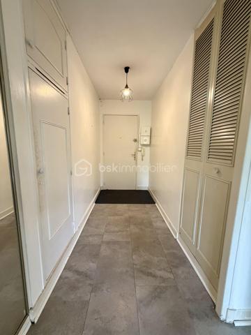 Situé dans la ville de Savigny sur Orge au sein d'une copropriété verdoyante proche de toutes commodités.

Venez découvrir ce charmant appartement de type F3 mesurant 71m² situé au 4eme étage sur 8 (avec ascenseur), il se compose d'une entrée avec placard desservant un séjour de 19m² donnant sur un balcon, une cuisine semi ouverte de 7m², puis un couloir vous guidera vers deux chambres de 12m² et 13,5m², une salle de bains et un WC séparé.

Une place de parking extérieur et une cave de viennent compléter le bien.

Taxe foncière : 1500€
Charges de copropriété : 300€ / Mois (Entretien des parties communes, eau froide, eau chaude, chauffage, gardien)

Bonus :
- Fenêtres double vitrage PVC de 2020
- Tableau électrique OK
- Fibre

Commodités :
- Centre-ville de Savigny-sur-Orge à 10 min à pied
- Commerces de proximité (boulangerie, pharmacie, supermarché, coiffeur, restaurants...) à 5 à 10 min à pied
- Gare RER C de Gare de Savigny-sur-Orge à 10 min à pied, permettant de rejoindre Paris rapidement.
- Crèches, écoles maternelles, primaires, collèges et lycées à moins de 10 min à pied.
- Parc Municipal des Sports Jean Moulin, parcs et équipements sportifs à 5 min en voiture.
- Piscine Suzanne Berlioux à 5 min en voiture.
- Accès rapide à l'A6, à la N7 et à l'aéroport d'Orly en 10 à 15 min en voiture.

Disponible 7jrs/7 n'hésitez pas à me contacter pour faire une visite ou avoir plus d'infos concernant ce bien.

>> 100% OUVERT AU PARTAGE INTER AGENCE !! <<