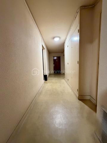 Situé dans la ville de Savigny sur Orge au sein d'une copropriété verdoyante proche de toutes commodités.

Venez découvrir ce charmant appartement de type F3 mesurant 71m² situé au 4eme étage sur 8 (avec ascenseur), il se compose d'une entrée avec placard desservant un séjour de 19m² donnant sur un balcon, une cuisine semi ouverte de 7m², puis un couloir vous guidera vers deux chambres de 12m² et 13,5m², une salle de bains et un WC séparé.

Une place de parking extérieur et une cave de viennent compléter le bien.

Taxe foncière : 1500€
Charges de copropriété : 300€ / Mois (Entretien des parties communes, eau froide, eau chaude, chauffage, gardien)

Bonus :
- Fenêtres double vitrage PVC de 2020
- Tableau électrique OK
- Fibre

Commodités :
- Centre-ville de Savigny-sur-Orge à 10 min à pied
- Commerces de proximité (boulangerie, pharmacie, supermarché, coiffeur, restaurants...) à 5 à 10 min à pied
- Gare RER C de Gare de Savigny-sur-Orge à 10 min à pied, permettant de rejoindre Paris rapidement.
- Crèches, écoles maternelles, primaires, collèges et lycées à moins de 10 min à pied.
- Parc Municipal des Sports Jean Moulin, parcs et équipements sportifs à 5 min en voiture.
- Piscine Suzanne Berlioux à 5 min en voiture.
- Accès rapide à l'A6, à la N7 et à l'aéroport d'Orly en 10 à 15 min en voiture.

Disponible 7jrs/7 n'hésitez pas à me contacter pour faire une visite ou avoir plus d'infos concernant ce bien.

>> 100% OUVERT AU PARTAGE INTER AGENCE !! <<