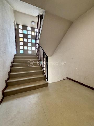 Situé dans la ville de Savigny sur Orge au sein d'une copropriété verdoyante proche de toutes commodités.

Venez découvrir ce charmant appartement de type F3 mesurant 71m² situé au 4eme étage sur 8 (avec ascenseur), il se compose d'une entrée avec placard desservant un séjour de 19m² donnant sur un balcon, une cuisine semi ouverte de 7m², puis un couloir vous guidera vers deux chambres de 12m² et 13,5m², une salle de bains et un WC séparé.

Une place de parking extérieur et une cave de viennent compléter le bien.

Taxe foncière : 1500€
Charges de copropriété : 300€ / Mois (Entretien des parties communes, eau froide, eau chaude, chauffage, gardien)

Bonus :
- Fenêtres double vitrage PVC de 2020
- Tableau électrique OK
- Fibre

Commodités :
- Centre-ville de Savigny-sur-Orge à 10 min à pied
- Commerces de proximité (boulangerie, pharmacie, supermarché, coiffeur, restaurants...) à 5 à 10 min à pied
- Gare RER C de Gare de Savigny-sur-Orge à 10 min à pied, permettant de rejoindre Paris rapidement.
- Crèches, écoles maternelles, primaires, collèges et lycées à moins de 10 min à pied.
- Parc Municipal des Sports Jean Moulin, parcs et équipements sportifs à 5 min en voiture.
- Piscine Suzanne Berlioux à 5 min en voiture.
- Accès rapide à l'A6, à la N7 et à l'aéroport d'Orly en 10 à 15 min en voiture.

Disponible 7jrs/7 n'hésitez pas à me contacter pour faire une visite ou avoir plus d'infos concernant ce bien.

>> 100% OUVERT AU PARTAGE INTER AGENCE !! <<