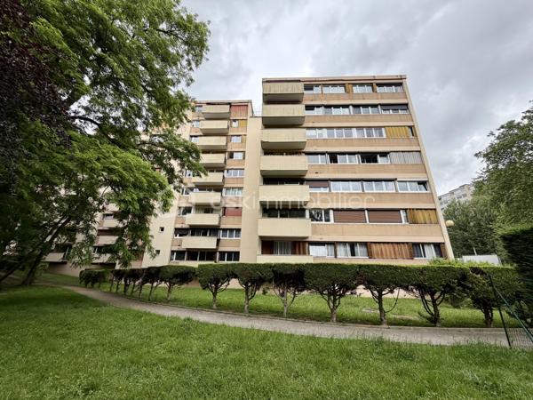Situé dans la ville de Savigny sur Orge au sein d'une copropriété verdoyante proche de toutes commodités.

Venez découvrir ce charmant appartement de type F3 mesurant 71m² situé au 4eme étage sur 8 (avec ascenseur), il se compose d'une entrée avec placard desservant un séjour de 19m² donnant sur un balcon, une cuisine semi ouverte de 7m², puis un couloir vous guidera vers deux chambres de 12m² et 13,5m², une salle de bains et un WC séparé.

Une place de parking extérieur et une cave de viennent compléter le bien.

Taxe foncière : 1500€
Charges de copropriété : 300€ / Mois (Entretien des parties communes, eau froide, eau chaude, chauffage, gardien)

Bonus :
- Fenêtres double vitrage PVC de 2020
- Tableau électrique OK
- Fibre

Commodités :
- Centre-ville de Savigny-sur-Orge à 10 min à pied
- Commerces de proximité (boulangerie, pharmacie, supermarché, coiffeur, restaurants...) à 5 à 10 min à pied
- Gare RER C de Gare de Savigny-sur-Orge à 10 min à pied, permettant de rejoindre Paris rapidement.
- Crèches, écoles maternelles, primaires, collèges et lycées à moins de 10 min à pied.
- Parc Municipal des Sports Jean Moulin, parcs et équipements sportifs à 5 min en voiture.
- Piscine Suzanne Berlioux à 5 min en voiture.
- Accès rapide à l'A6, à la N7 et à l'aéroport d'Orly en 10 à 15 min en voiture.

Disponible 7jrs/7 n'hésitez pas à me contacter pour faire une visite ou avoir plus d'infos concernant ce bien.

>> 100% OUVERT AU PARTAGE INTER AGENCE !! <<