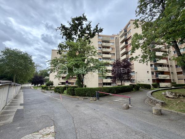 Situé dans la ville de Savigny sur Orge au sein d'une copropriété verdoyante proche de toutes commodités.

Venez découvrir ce charmant appartement de type F3 mesurant 71m² situé au 4eme étage sur 8 (avec ascenseur), il se compose d'une entrée avec placard desservant un séjour de 19m² donnant sur un balcon, une cuisine semi ouverte de 7m², puis un couloir vous guidera vers deux chambres de 12m² et 13,5m², une salle de bains et un WC séparé.

Une place de parking extérieur et une cave de viennent compléter le bien.

Taxe foncière : 1500€
Charges de copropriété : 300€ / Mois (Entretien des parties communes, eau froide, eau chaude, chauffage, gardien)

Bonus :
- Fenêtres double vitrage PVC de 2020
- Tableau électrique OK
- Fibre

Commodités :
- Centre-ville de Savigny-sur-Orge à 10 min à pied
- Commerces de proximité (boulangerie, pharmacie, supermarché, coiffeur, restaurants...) à 5 à 10 min à pied
- Gare RER C de Gare de Savigny-sur-Orge à 10 min à pied, permettant de rejoindre Paris rapidement.
- Crèches, écoles maternelles, primaires, collèges et lycées à moins de 10 min à pied.
- Parc Municipal des Sports Jean Moulin, parcs et équipements sportifs à 5 min en voiture.
- Piscine Suzanne Berlioux à 5 min en voiture.
- Accès rapide à l'A6, à la N7 et à l'aéroport d'Orly en 10 à 15 min en voiture.

Disponible 7jrs/7 n'hésitez pas à me contacter pour faire une visite ou avoir plus d'infos concernant ce bien.

>> 100% OUVERT AU PARTAGE INTER AGENCE !! <<