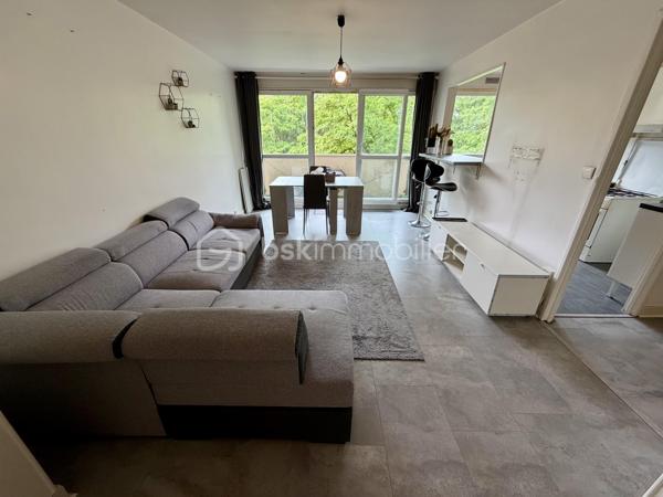 Situé dans la ville de Savigny sur Orge au sein d'une copropriété verdoyante proche de toutes commodités.

Venez découvrir ce charmant appartement de type F3 mesurant 71m² situé au 4eme étage sur 8 (avec ascenseur), il se compose d'une entrée avec placard desservant un séjour de 19m² donnant sur un balcon, une cuisine semi ouverte de 7m², puis un couloir vous guidera vers deux chambres de 12m² et 13,5m², une salle de bains et un WC séparé.

Une place de parking extérieur et une cave de viennent compléter le bien.

Taxe foncière : 1500€
Charges de copropriété : 300€ / Mois (Entretien des parties communes, eau froide, eau chaude, chauffage, gardien)

Bonus :
- Fenêtres double vitrage PVC de 2020
- Tableau électrique OK
- Fibre

Commodités :
- Centre-ville de Savigny-sur-Orge à 10 min à pied
- Commerces de proximité (boulangerie, pharmacie, supermarché, coiffeur, restaurants...) à 5 à 10 min à pied
- Gare RER C de Gare de Savigny-sur-Orge à 10 min à pied, permettant de rejoindre Paris rapidement.
- Crèches, écoles maternelles, primaires, collèges et lycées à moins de 10 min à pied.
- Parc Municipal des Sports Jean Moulin, parcs et équipements sportifs à 5 min en voiture.
- Piscine Suzanne Berlioux à 5 min en voiture.
- Accès rapide à l'A6, à la N7 et à l'aéroport d'Orly en 10 à 15 min en voiture.

Disponible 7jrs/7 n'hésitez pas à me contacter pour faire une visite ou avoir plus d'infos concernant ce bien.

>> 100% OUVERT AU PARTAGE INTER AGENCE !! <<