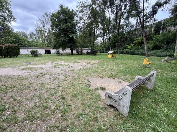 Situé dans la ville de Savigny sur Orge au sein d'une copropriété verdoyante proche de toutes commodités.

Venez découvrir ce charmant appartement de type F3 mesurant 71m² situé au 4eme étage sur 8 (avec ascenseur), il se compose d'une entrée avec placard desservant un séjour de 19m² donnant sur un balcon, une cuisine semi ouverte de 7m², puis un couloir vous guidera vers deux chambres de 12m² et 13,5m², une salle de bains et un WC séparé.

Une place de parking extérieur et une cave de viennent compléter le bien.

Taxe foncière : 1500€
Charges de copropriété : 300€ / Mois (Entretien des parties communes, eau froide, eau chaude, chauffage, gardien)

Bonus :
- Fenêtres double vitrage PVC de 2020
- Tableau électrique OK
- Fibre

Commodités :
- Centre-ville de Savigny-sur-Orge à 10 min à pied
- Commerces de proximité (boulangerie, pharmacie, supermarché, coiffeur, restaurants...) à 5 à 10 min à pied
- Gare RER C de Gare de Savigny-sur-Orge à 10 min à pied, permettant de rejoindre Paris rapidement.
- Crèches, écoles maternelles, primaires, collèges et lycées à moins de 10 min à pied.
- Parc Municipal des Sports Jean Moulin, parcs et équipements sportifs à 5 min en voiture.
- Piscine Suzanne Berlioux à 5 min en voiture.
- Accès rapide à l'A6, à la N7 et à l'aéroport d'Orly en 10 à 15 min en voiture.

Disponible 7jrs/7 n'hésitez pas à me contacter pour faire une visite ou avoir plus d'infos concernant ce bien.

>> 100% OUVERT AU PARTAGE INTER AGENCE !! <<