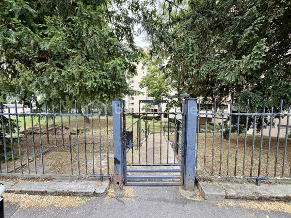 Situé dans la ville de Savigny sur Orge au sein d'une copropriété verdoyante proche de toutes commodités.

Venez découvrir ce charmant appartement de type F3 mesurant 71m² situé au 4eme étage sur 8 (avec ascenseur), il se compose d'une entrée avec placard desservant un séjour de 19m² donnant sur un balcon, une cuisine semi ouverte de 7m², puis un couloir vous guidera vers deux chambres de 12m² et 13,5m², une salle de bains et un WC séparé.

Une place de parking extérieur et une cave de viennent compléter le bien.

Taxe foncière : 1500€
Charges de copropriété : 300€ / Mois (Entretien des parties communes, eau froide, eau chaude, chauffage, gardien)

Bonus :
- Fenêtres double vitrage PVC de 2020
- Tableau électrique OK
- Fibre

Commodités :
- Centre-ville de Savigny-sur-Orge à 10 min à pied
- Commerces de proximité (boulangerie, pharmacie, supermarché, coiffeur, restaurants...) à 5 à 10 min à pied
- Gare RER C de Gare de Savigny-sur-Orge à 10 min à pied, permettant de rejoindre Paris rapidement.
- Crèches, écoles maternelles, primaires, collèges et lycées à moins de 10 min à pied.
- Parc Municipal des Sports Jean Moulin, parcs et équipements sportifs à 5 min en voiture.
- Piscine Suzanne Berlioux à 5 min en voiture.
- Accès rapide à l'A6, à la N7 et à l'aéroport d'Orly en 10 à 15 min en voiture.

Disponible 7jrs/7 n'hésitez pas à me contacter pour faire une visite ou avoir plus d'infos concernant ce bien.

>> 100% OUVERT AU PARTAGE INTER AGENCE !! <<
