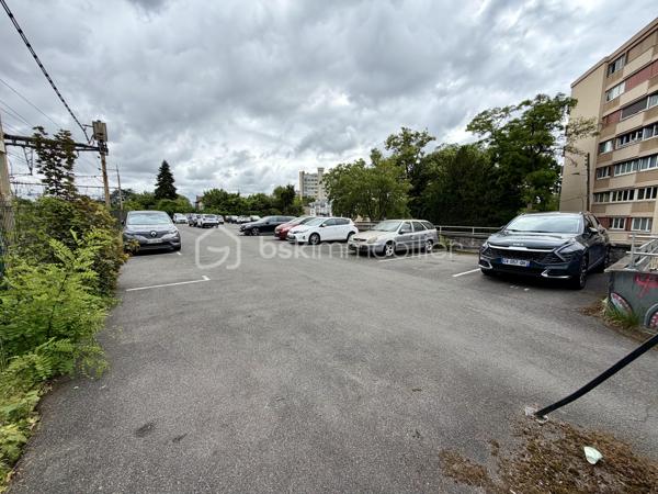 Situé dans la ville de Savigny sur Orge au sein d'une copropriété verdoyante proche de toutes commodités.

Venez découvrir ce charmant appartement de type F3 mesurant 71m² situé au 4eme étage sur 8 (avec ascenseur), il se compose d'une entrée avec placard desservant un séjour de 19m² donnant sur un balcon, une cuisine semi ouverte de 7m², puis un couloir vous guidera vers deux chambres de 12m² et 13,5m², une salle de bains et un WC séparé.

Une place de parking extérieur et une cave de viennent compléter le bien.

Taxe foncière : 1500€
Charges de copropriété : 300€ / Mois (Entretien des parties communes, eau froide, eau chaude, chauffage, gardien)

Bonus :
- Fenêtres double vitrage PVC de 2020
- Tableau électrique OK
- Fibre

Commodités :
- Centre-ville de Savigny-sur-Orge à 10 min à pied
- Commerces de proximité (boulangerie, pharmacie, supermarché, coiffeur, restaurants...) à 5 à 10 min à pied
- Gare RER C de Gare de Savigny-sur-Orge à 10 min à pied, permettant de rejoindre Paris rapidement.
- Crèches, écoles maternelles, primaires, collèges et lycées à moins de 10 min à pied.
- Parc Municipal des Sports Jean Moulin, parcs et équipements sportifs à 5 min en voiture.
- Piscine Suzanne Berlioux à 5 min en voiture.
- Accès rapide à l'A6, à la N7 et à l'aéroport d'Orly en 10 à 15 min en voiture.

Disponible 7jrs/7 n'hésitez pas à me contacter pour faire une visite ou avoir plus d'infos concernant ce bien.

>> 100% OUVERT AU PARTAGE INTER AGENCE !! <<