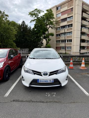 Situé dans la ville de Savigny sur Orge au sein d'une copropriété verdoyante proche de toutes commodités.

Venez découvrir ce charmant appartement de type F3 mesurant 71m² situé au 4eme étage sur 8 (avec ascenseur), il se compose d'une entrée avec placard desservant un séjour de 19m² donnant sur un balcon, une cuisine semi ouverte de 7m², puis un couloir vous guidera vers deux chambres de 12m² et 13,5m², une salle de bains et un WC séparé.

Une place de parking extérieur et une cave de viennent compléter le bien.

Taxe foncière : 1500€
Charges de copropriété : 300€ / Mois (Entretien des parties communes, eau froide, eau chaude, chauffage, gardien)

Bonus :
- Fenêtres double vitrage PVC de 2020
- Tableau électrique OK
- Fibre

Commodités :
- Centre-ville de Savigny-sur-Orge à 10 min à pied
- Commerces de proximité (boulangerie, pharmacie, supermarché, coiffeur, restaurants...) à 5 à 10 min à pied
- Gare RER C de Gare de Savigny-sur-Orge à 10 min à pied, permettant de rejoindre Paris rapidement.
- Crèches, écoles maternelles, primaires, collèges et lycées à moins de 10 min à pied.
- Parc Municipal des Sports Jean Moulin, parcs et équipements sportifs à 5 min en voiture.
- Piscine Suzanne Berlioux à 5 min en voiture.
- Accès rapide à l'A6, à la N7 et à l'aéroport d'Orly en 10 à 15 min en voiture.

Disponible 7jrs/7 n'hésitez pas à me contacter pour faire une visite ou avoir plus d'infos concernant ce bien.

>> 100% OUVERT AU PARTAGE INTER AGENCE !! <<