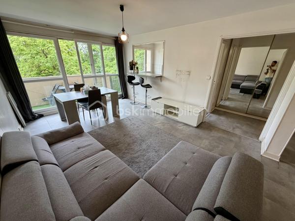 Situé dans la ville de Savigny sur Orge au sein d'une copropriété verdoyante proche de toutes commodités.

Venez découvrir ce charmant appartement de type F3 mesurant 71m² situé au 4eme étage sur 8 (avec ascenseur), il se compose d'une entrée avec placard desservant un séjour de 19m² donnant sur un balcon, une cuisine semi ouverte de 7m², puis un couloir vous guidera vers deux chambres de 12m² et 13,5m², une salle de bains et un WC séparé.

Une place de parking extérieur et une cave de viennent compléter le bien.

Taxe foncière : 1500€
Charges de copropriété : 300€ / Mois (Entretien des parties communes, eau froide, eau chaude, chauffage, gardien)

Bonus :
- Fenêtres double vitrage PVC de 2020
- Tableau électrique OK
- Fibre

Commodités :
- Centre-ville de Savigny-sur-Orge à 10 min à pied
- Commerces de proximité (boulangerie, pharmacie, supermarché, coiffeur, restaurants...) à 5 à 10 min à pied
- Gare RER C de Gare de Savigny-sur-Orge à 10 min à pied, permettant de rejoindre Paris rapidement.
- Crèches, écoles maternelles, primaires, collèges et lycées à moins de 10 min à pied.
- Parc Municipal des Sports Jean Moulin, parcs et équipements sportifs à 5 min en voiture.
- Piscine Suzanne Berlioux à 5 min en voiture.
- Accès rapide à l'A6, à la N7 et à l'aéroport d'Orly en 10 à 15 min en voiture.

Disponible 7jrs/7 n'hésitez pas à me contacter pour faire une visite ou avoir plus d'infos concernant ce bien.

>> 100% OUVERT AU PARTAGE INTER AGENCE !! <<