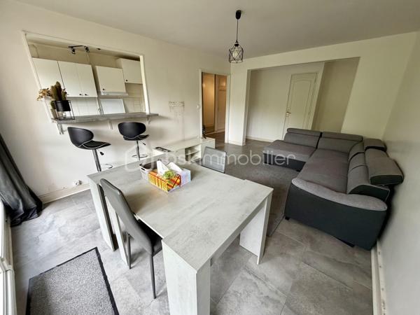 Situé dans la ville de Savigny sur Orge au sein d'une copropriété verdoyante proche de toutes commodités.

Venez découvrir ce charmant appartement de type F3 mesurant 71m² situé au 4eme étage sur 8 (avec ascenseur), il se compose d'une entrée avec placard desservant un séjour de 19m² donnant sur un balcon, une cuisine semi ouverte de 7m², puis un couloir vous guidera vers deux chambres de 12m² et 13,5m², une salle de bains et un WC séparé.

Une place de parking extérieur et une cave de viennent compléter le bien.

Taxe foncière : 1500€
Charges de copropriété : 300€ / Mois (Entretien des parties communes, eau froide, eau chaude, chauffage, gardien)

Bonus :
- Fenêtres double vitrage PVC de 2020
- Tableau électrique OK
- Fibre

Commodités :
- Centre-ville de Savigny-sur-Orge à 10 min à pied
- Commerces de proximité (boulangerie, pharmacie, supermarché, coiffeur, restaurants...) à 5 à 10 min à pied
- Gare RER C de Gare de Savigny-sur-Orge à 10 min à pied, permettant de rejoindre Paris rapidement.
- Crèches, écoles maternelles, primaires, collèges et lycées à moins de 10 min à pied.
- Parc Municipal des Sports Jean Moulin, parcs et équipements sportifs à 5 min en voiture.
- Piscine Suzanne Berlioux à 5 min en voiture.
- Accès rapide à l'A6, à la N7 et à l'aéroport d'Orly en 10 à 15 min en voiture.

Disponible 7jrs/7 n'hésitez pas à me contacter pour faire une visite ou avoir plus d'infos concernant ce bien.

>> 100% OUVERT AU PARTAGE INTER AGENCE !! <<