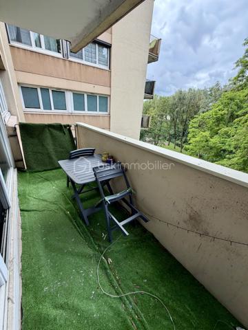 Situé dans la ville de Savigny sur Orge au sein d'une copropriété verdoyante proche de toutes commodités.

Venez découvrir ce charmant appartement de type F3 mesurant 71m² situé au 4eme étage sur 8 (avec ascenseur), il se compose d'une entrée avec placard desservant un séjour de 19m² donnant sur un balcon, une cuisine semi ouverte de 7m², puis un couloir vous guidera vers deux chambres de 12m² et 13,5m², une salle de bains et un WC séparé.

Une place de parking extérieur et une cave de viennent compléter le bien.

Taxe foncière : 1500€
Charges de copropriété : 300€ / Mois (Entretien des parties communes, eau froide, eau chaude, chauffage, gardien)

Bonus :
- Fenêtres double vitrage PVC de 2020
- Tableau électrique OK
- Fibre

Commodités :
- Centre-ville de Savigny-sur-Orge à 10 min à pied
- Commerces de proximité (boulangerie, pharmacie, supermarché, coiffeur, restaurants...) à 5 à 10 min à pied
- Gare RER C de Gare de Savigny-sur-Orge à 10 min à pied, permettant de rejoindre Paris rapidement.
- Crèches, écoles maternelles, primaires, collèges et lycées à moins de 10 min à pied.
- Parc Municipal des Sports Jean Moulin, parcs et équipements sportifs à 5 min en voiture.
- Piscine Suzanne Berlioux à 5 min en voiture.
- Accès rapide à l'A6, à la N7 et à l'aéroport d'Orly en 10 à 15 min en voiture.

Disponible 7jrs/7 n'hésitez pas à me contacter pour faire une visite ou avoir plus d'infos concernant ce bien.

>> 100% OUVERT AU PARTAGE INTER AGENCE !! <<