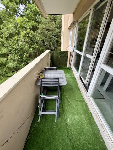 Situé dans la ville de Savigny sur Orge au sein d'une copropriété verdoyante proche de toutes commodités.

Venez découvrir ce charmant appartement de type F3 mesurant 71m² situé au 4eme étage sur 8 (avec ascenseur), il se compose d'une entrée avec placard desservant un séjour de 19m² donnant sur un balcon, une cuisine semi ouverte de 7m², puis un couloir vous guidera vers deux chambres de 12m² et 13,5m², une salle de bains et un WC séparé.

Une place de parking extérieur et une cave de viennent compléter le bien.

Taxe foncière : 1500€
Charges de copropriété : 300€ / Mois (Entretien des parties communes, eau froide, eau chaude, chauffage, gardien)

Bonus :
- Fenêtres double vitrage PVC de 2020
- Tableau électrique OK
- Fibre

Commodités :
- Centre-ville de Savigny-sur-Orge à 10 min à pied
- Commerces de proximité (boulangerie, pharmacie, supermarché, coiffeur, restaurants...) à 5 à 10 min à pied
- Gare RER C de Gare de Savigny-sur-Orge à 10 min à pied, permettant de rejoindre Paris rapidement.
- Crèches, écoles maternelles, primaires, collèges et lycées à moins de 10 min à pied.
- Parc Municipal des Sports Jean Moulin, parcs et équipements sportifs à 5 min en voiture.
- Piscine Suzanne Berlioux à 5 min en voiture.
- Accès rapide à l'A6, à la N7 et à l'aéroport d'Orly en 10 à 15 min en voiture.

Disponible 7jrs/7 n'hésitez pas à me contacter pour faire une visite ou avoir plus d'infos concernant ce bien.

>> 100% OUVERT AU PARTAGE INTER AGENCE !! <<