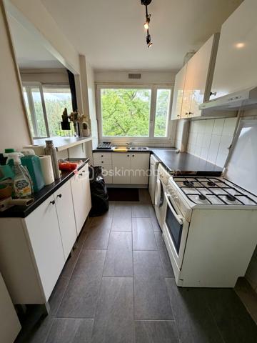Situé dans la ville de Savigny sur Orge au sein d'une copropriété verdoyante proche de toutes commodités.

Venez découvrir ce charmant appartement de type F3 mesurant 71m² situé au 4eme étage sur 8 (avec ascenseur), il se compose d'une entrée avec placard desservant un séjour de 19m² donnant sur un balcon, une cuisine semi ouverte de 7m², puis un couloir vous guidera vers deux chambres de 12m² et 13,5m², une salle de bains et un WC séparé.

Une place de parking extérieur et une cave de viennent compléter le bien.

Taxe foncière : 1500€
Charges de copropriété : 300€ / Mois (Entretien des parties communes, eau froide, eau chaude, chauffage, gardien)

Bonus :
- Fenêtres double vitrage PVC de 2020
- Tableau électrique OK
- Fibre

Commodités :
- Centre-ville de Savigny-sur-Orge à 10 min à pied
- Commerces de proximité (boulangerie, pharmacie, supermarché, coiffeur, restaurants...) à 5 à 10 min à pied
- Gare RER C de Gare de Savigny-sur-Orge à 10 min à pied, permettant de rejoindre Paris rapidement.
- Crèches, écoles maternelles, primaires, collèges et lycées à moins de 10 min à pied.
- Parc Municipal des Sports Jean Moulin, parcs et équipements sportifs à 5 min en voiture.
- Piscine Suzanne Berlioux à 5 min en voiture.
- Accès rapide à l'A6, à la N7 et à l'aéroport d'Orly en 10 à 15 min en voiture.

Disponible 7jrs/7 n'hésitez pas à me contacter pour faire une visite ou avoir plus d'infos concernant ce bien.

>> 100% OUVERT AU PARTAGE INTER AGENCE !! <<