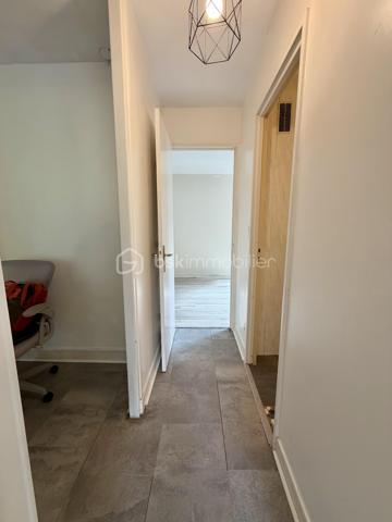 Situé dans la ville de Savigny sur Orge au sein d'une copropriété verdoyante proche de toutes commodités.

Venez découvrir ce charmant appartement de type F3 mesurant 71m² situé au 4eme étage sur 8 (avec ascenseur), il se compose d'une entrée avec placard desservant un séjour de 19m² donnant sur un balcon, une cuisine semi ouverte de 7m², puis un couloir vous guidera vers deux chambres de 12m² et 13,5m², une salle de bains et un WC séparé.

Une place de parking extérieur et une cave de viennent compléter le bien.

Taxe foncière : 1500€
Charges de copropriété : 300€ / Mois (Entretien des parties communes, eau froide, eau chaude, chauffage, gardien)

Bonus :
- Fenêtres double vitrage PVC de 2020
- Tableau électrique OK
- Fibre

Commodités :
- Centre-ville de Savigny-sur-Orge à 10 min à pied
- Commerces de proximité (boulangerie, pharmacie, supermarché, coiffeur, restaurants...) à 5 à 10 min à pied
- Gare RER C de Gare de Savigny-sur-Orge à 10 min à pied, permettant de rejoindre Paris rapidement.
- Crèches, écoles maternelles, primaires, collèges et lycées à moins de 10 min à pied.
- Parc Municipal des Sports Jean Moulin, parcs et équipements sportifs à 5 min en voiture.
- Piscine Suzanne Berlioux à 5 min en voiture.
- Accès rapide à l'A6, à la N7 et à l'aéroport d'Orly en 10 à 15 min en voiture.

Disponible 7jrs/7 n'hésitez pas à me contacter pour faire une visite ou avoir plus d'infos concernant ce bien.

>> 100% OUVERT AU PARTAGE INTER AGENCE !! <<