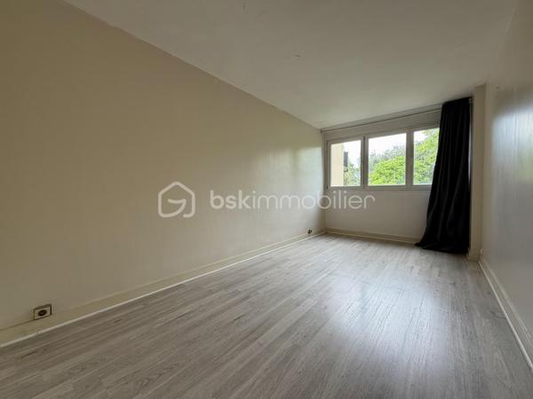 Situé dans la ville de Savigny sur Orge au sein d'une copropriété verdoyante proche de toutes commodités.

Venez découvrir ce charmant appartement de type F3 mesurant 71m² situé au 4eme étage sur 8 (avec ascenseur), il se compose d'une entrée avec placard desservant un séjour de 19m² donnant sur un balcon, une cuisine semi ouverte de 7m², puis un couloir vous guidera vers deux chambres de 12m² et 13,5m², une salle de bains et un WC séparé.

Une place de parking extérieur et une cave de viennent compléter le bien.

Taxe foncière : 1500€
Charges de copropriété : 300€ / Mois (Entretien des parties communes, eau froide, eau chaude, chauffage, gardien)

Bonus :
- Fenêtres double vitrage PVC de 2020
- Tableau électrique OK
- Fibre

Commodités :
- Centre-ville de Savigny-sur-Orge à 10 min à pied
- Commerces de proximité (boulangerie, pharmacie, supermarché, coiffeur, restaurants...) à 5 à 10 min à pied
- Gare RER C de Gare de Savigny-sur-Orge à 10 min à pied, permettant de rejoindre Paris rapidement.
- Crèches, écoles maternelles, primaires, collèges et lycées à moins de 10 min à pied.
- Parc Municipal des Sports Jean Moulin, parcs et équipements sportifs à 5 min en voiture.
- Piscine Suzanne Berlioux à 5 min en voiture.
- Accès rapide à l'A6, à la N7 et à l'aéroport d'Orly en 10 à 15 min en voiture.

Disponible 7jrs/7 n'hésitez pas à me contacter pour faire une visite ou avoir plus d'infos concernant ce bien.

>> 100% OUVERT AU PARTAGE INTER AGENCE !! <<