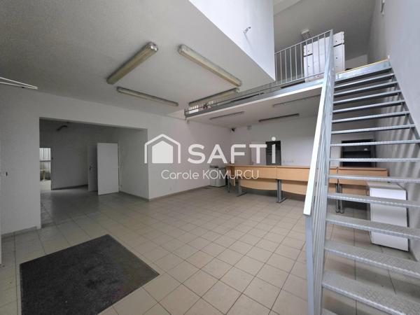 Locaux de stockage plus mezzanine à Achères